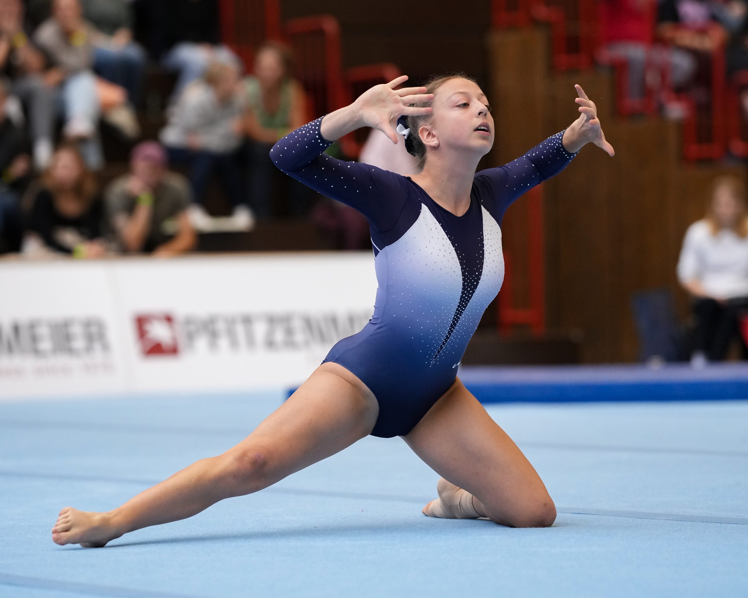 Bild: Malea Kiedaisch am Boden, Fotografin: Janett Pietsch