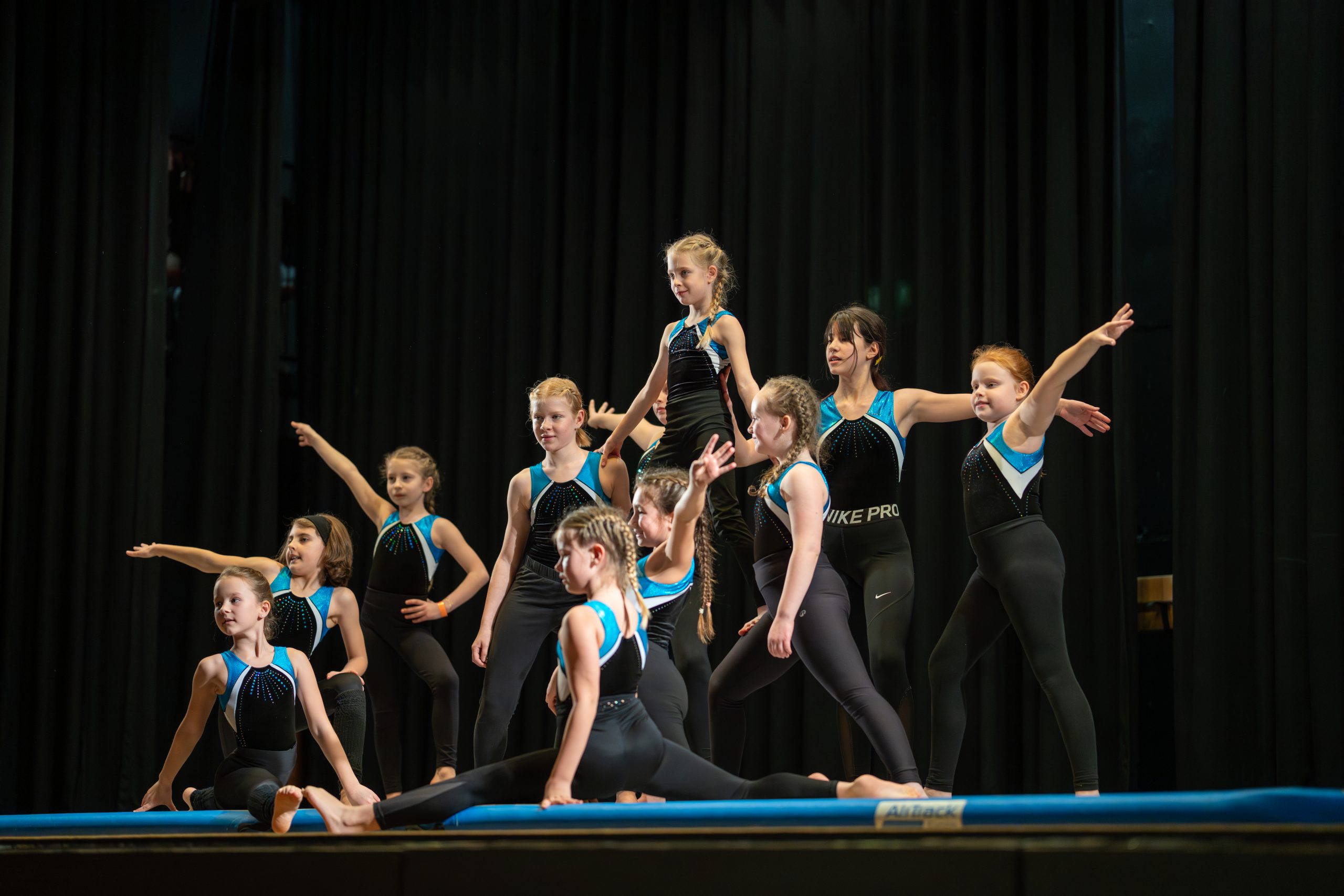 Breitensportgruppe am Boden mit Akrobatik, Foto Janett Pietsch