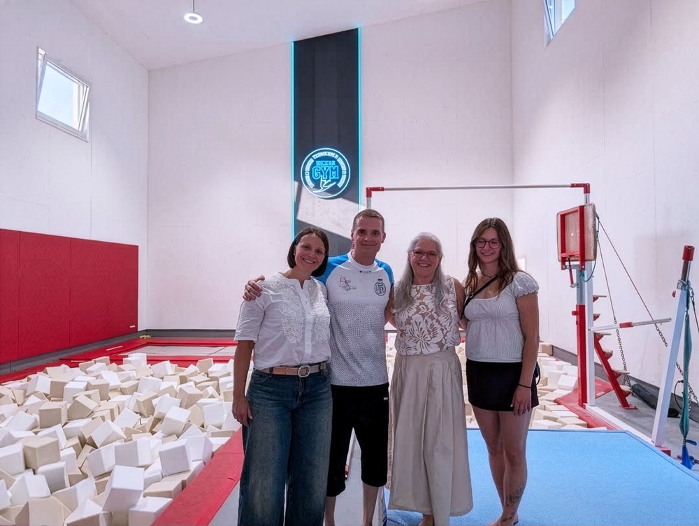 Bild mit den Vorständen von links: Anna Henzler, Boris Finsterbusch, Susanne Tittel und Lina Bronni vor dem neuen Anbau