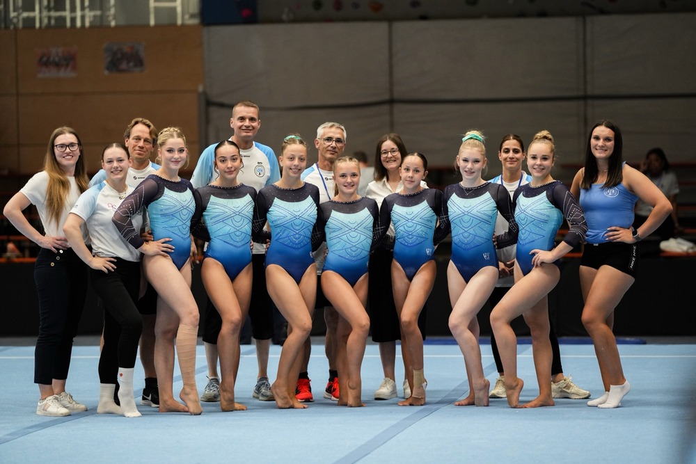Bild stehend von links nach rechts: Kampfrichterin Leonie Egenberger, Sina Tittel, Physio Hannes Meyer zu Schwabedissen, Celice Robotka, Dilara Albayrak, Trainer Boris Finsterbusch, Malea Kiedaisch, Trainer Sven Tittel, Zoe Arendt, Kampfrichterin Rebecca Pfeilsticker, Aurelia Pellowe, Lene Bauer, Trainerin Natalie Ryan, Meolie Jauch, Natalie Henzler. Fotographin: Janett Pietsch